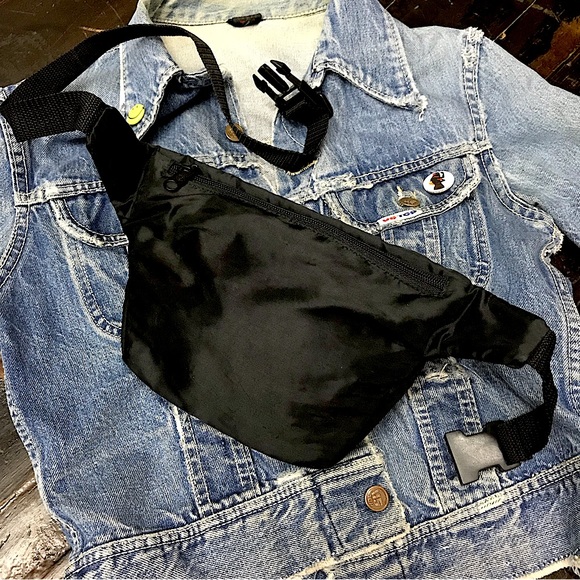 Lightweight Nylon Fanny Pack - Picture 3 of 10